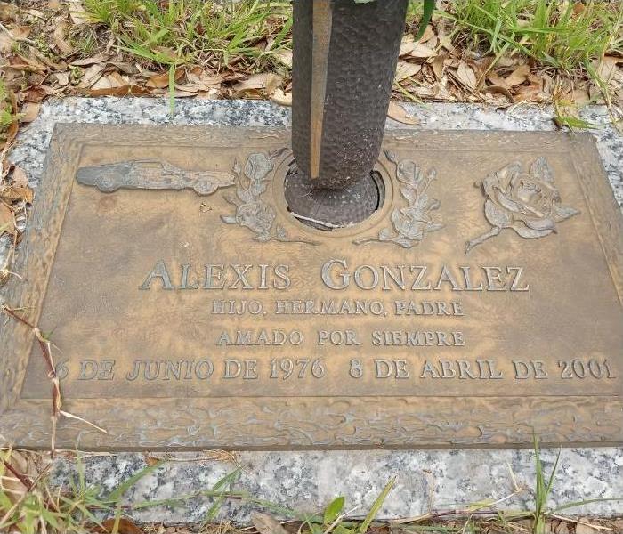 gravestone with the name Alexis Gonzalez